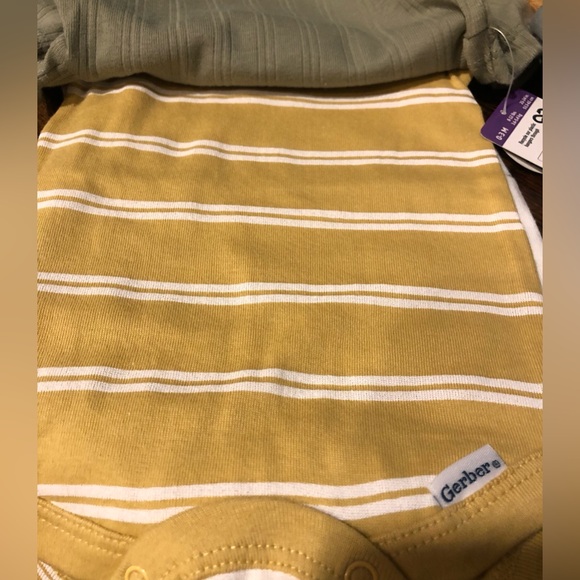 Gerber 3 Pack Of Onesies & Hooded Towel With Three Matching Washcloths all NWT - Picture 6 of 11